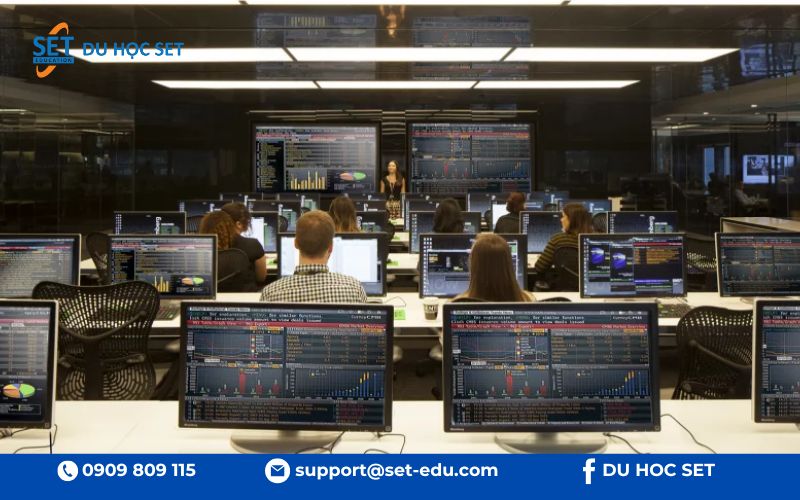 Sinh viên QUT được trải nghiệm phòng Bloomberg Lab