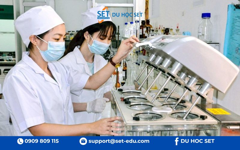 Nên chọn Pharmacy hay Pharmaceutical Science?