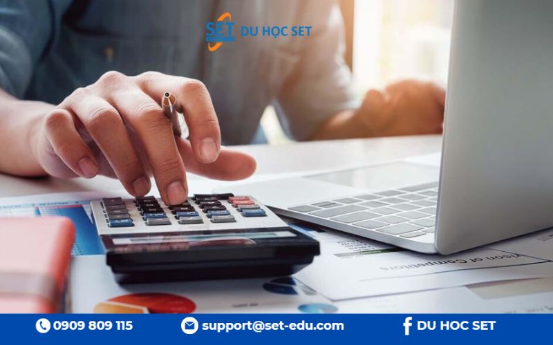 AACSB công nhận, thực tập 140 giờ bắt buộc, 95.7% có việc trong 4 tháng