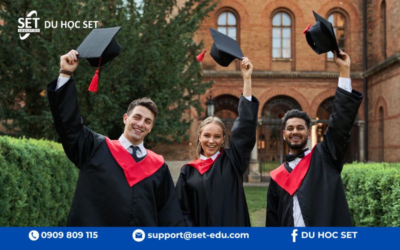 Bond University gồm 3 kỳ/năm, rút ngắn thời gian học, gia nhập thị trường sớm và tiết kiệm tổng chi phí dù học phí/năm cao hơn.