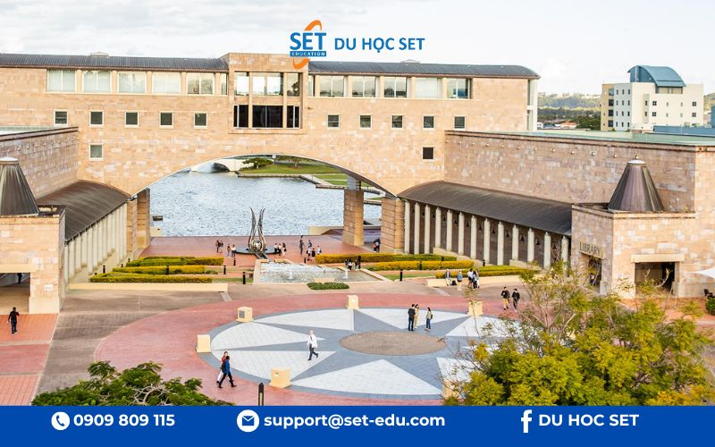 Bond University – đại học hàng đầu Úc tại Gold Coast, 3 kỳ/năm, cử nhân 2 năm, thạc sĩ 1 năm.