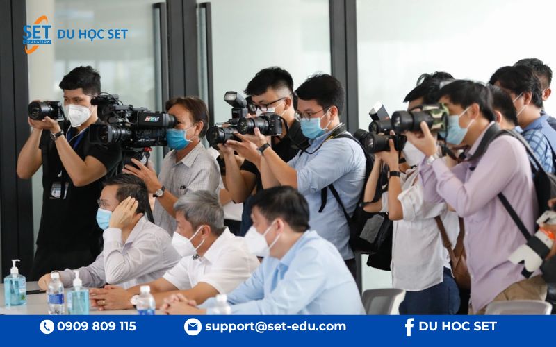 Phóng viên, biên tập viên định hướng và sản xuất nội dung truyền thông