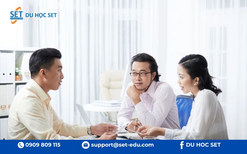 Chuyên viên tư vấn giáo dục hỗ trợ định hướng học tập và nghề nghiệp