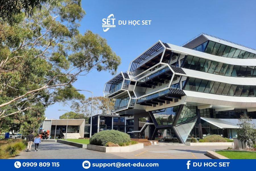 Monash nổi bật về thực hành và đào tạo kinh doanh đa ngành