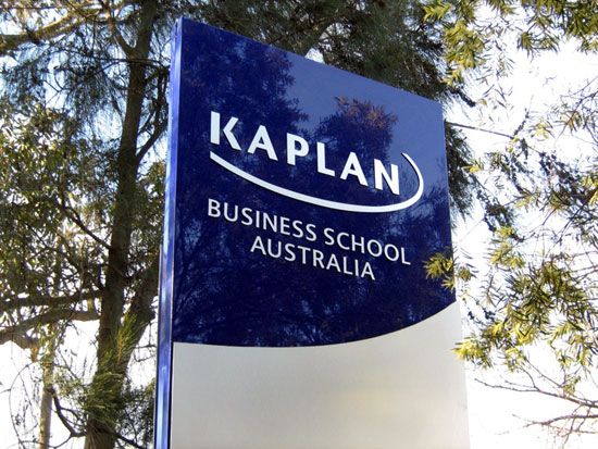 outdoor sign 3d kaplan business school