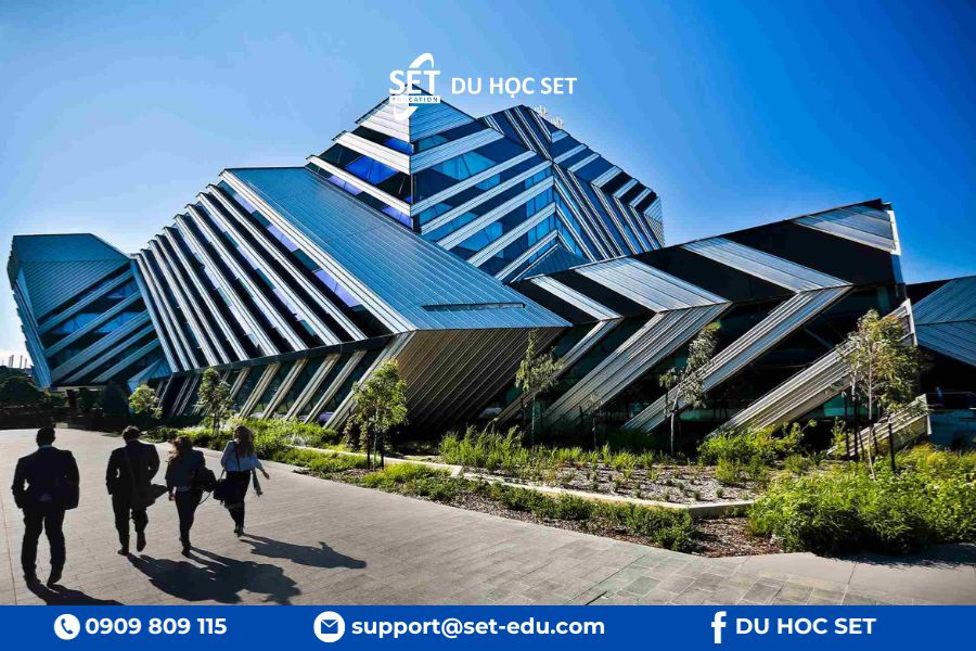 Monash nổi bật với đào tạo Luật thực hành mạnh và cơ hội chuyên môn hóa rõ ràng